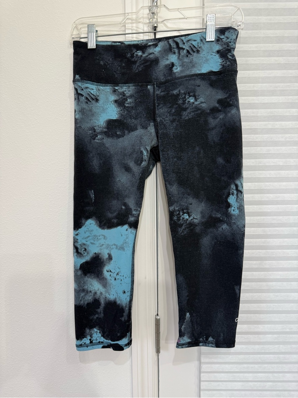 ALO Yoga Blue & Black Tie-Dye Cropped Leggings